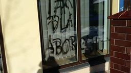 Napisy na biurze polityków PiS. Minister, prezydent i poseł komentują