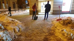 Aktywiści Pieszego Lublina mieli dość patrzenia na zasypane chodniki i przejścia nie do przejścia, więc kilka dni temu sami chwycili za łopaty