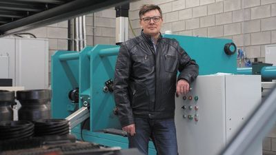 Maszyna znajduje się w uczelnianym laboratorium. Na zdjęciu prof. Zbigniew Pater