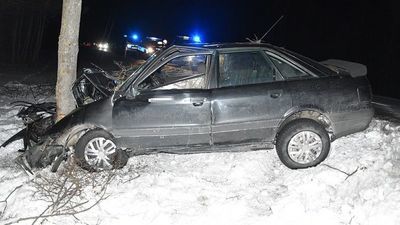 Wypadek koło Białej Podlaskiej. Wjechał prosto w drzewo