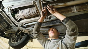 Warsztat samochodowy Kas-Car. Mechanik wymienia katalizator