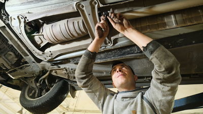 Warsztat samochodowy Kas-Car. Mechanik wymienia katalizator