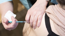 Polacy pracują nad szczepionką przeciw Covid, która też leczy 