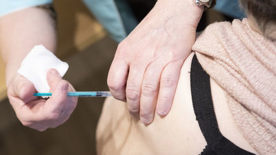 Polacy pracują nad szczepionką przeciw Covid, która też leczy 