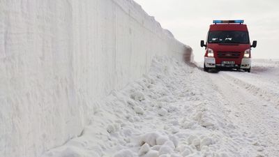 Lubelskie: W tej gminie to mają zimę! Na drogach tworzą się 1,5-metrowe zaspy