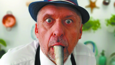 Moje ulubione dania to śledź w śmietanie, kartoflana sałatka ze śledziem i świeży śledź z grilla – mówi Gieno Mientkiewicz współzałożyciel kanału Śledziożercy