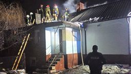 Policjanci uratowali staruszkę z płonącego domu. Do pożaru w Pawłowie przyjechali przed strażą
