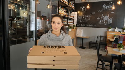 Pani Patrycja, kelnerka w restauracji Santos. W tym miesiącu lokal świętuje drugie urodziny.