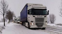 Olbięcin: Ciężarówka utknęła na drodze. Policja kieruje ruchem