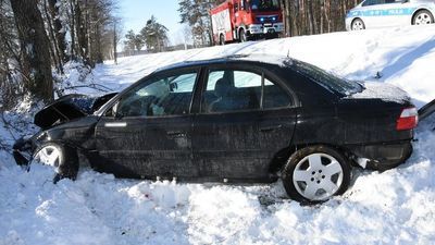 Biała Podlaska. Opel wylądował w zaspie. Kierowca w szpitalu