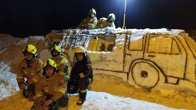Strażacy z Gościeradowa przez 4 godziny lepili jelcza ze śniegu. "Dzieci robiły sobie zdjęcia"