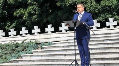 Prezydent Paweł Maj na cmentarzu wojennym przy ul. Piaskowej w Puławach. Na jego utrzymanie wojewoda przekazuje gminie kilka tysięcy złotych rocznie. Z tej dotacji miasto musi rozliczyć się w określonym terminie 