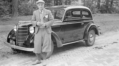 Kim jest mężczyzna przy samochodzie Opel Olympia? Rok 1938