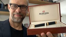 Redaktor naczelny Krzysztof Wiejak i pióro, które wystawił na licytację