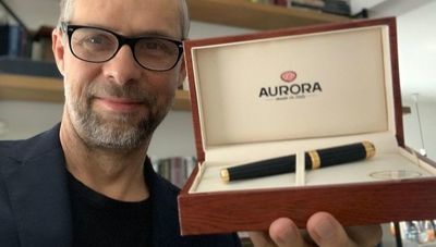 Redaktor naczelny Krzysztof Wiejak i pióro, które wystawił na licytację