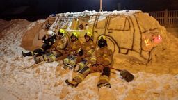 Śniegu tyle, że strażacy z Gościeradowa ulepili sobie jelcza