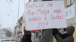 Protest na ul. 1 Maja. Mocne hasła na plakatach