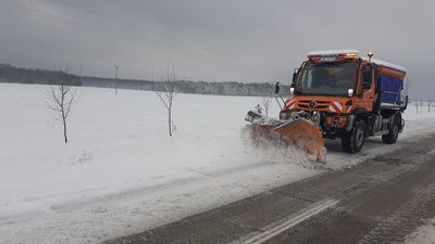 Na drogach wojewódzkich i krajowych pracuje ponad 150 jednostek różnego rodzaju sprzętu