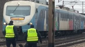 Mężczyzna leżał z głową na torach. Maszynista w ostatniej chwili wyhamował