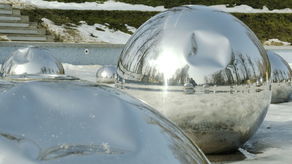 W fontannie poobijana została znaczna część dysz w formie srebrzystych, metalowych kul