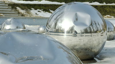 W fontannie poobijana została znaczna część dysz w formie srebrzystych, metalowych kul