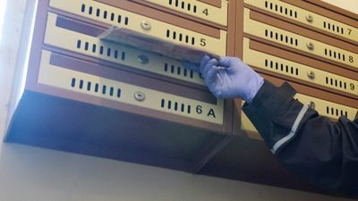 Lublin: Do adresatów nie docierały paczki. Znalazły się w piwnicy u listonoszki