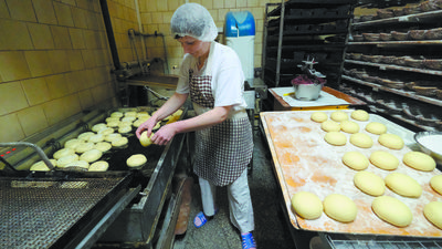 Dziś tłusty czwartek. W tej lubelskiej piekarni powstanie ponad 15 tysięcy pączków