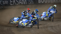 Wiktor Lampart (w niebieskim kasku) zdobył w ubiegłym roku złoto Drużynowych Mistrzostw Świata Juniorów.