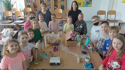 Gdy omawialiśmy elektryczność i alternatywne źródła energii, dzieci wykonały makietę wiatraków. Gdy zajmowaliśmy się ekologią, powstała makieta miasta Odpadkowo – opowiada Agnieszka Studnicka-Siuda. – Teraz zajmujemy się transportem i budować będziemy samochody przyszłości. Trwają zażarte dyskusje o tym, czy powinny być to samochody osobowe czy lepiej postawić na pociąg lub autobus