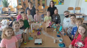 Gdy omawialiśmy elektryczność i alternatywne źródła energii, dzieci wykonały makietę wiatraków. Gdy zajmowaliśmy się ekologią, powstała makieta miasta Odpadkowo – opowiada Agnieszka Studnicka-Siuda. – Teraz zajmujemy się transportem i budować będziemy samochody przyszłości. Trwają zażarte dyskusje o tym, czy powinny być to samochody osobowe czy lepiej postawić na pociąg lub autobus