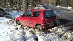 Kierujący w Rzeczycy wjechał fiatem seicento do rowu