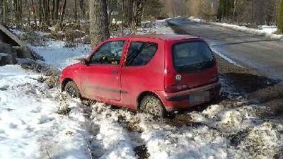 Kierujący w Rzeczycy wjechał fiatem seicento do rowu