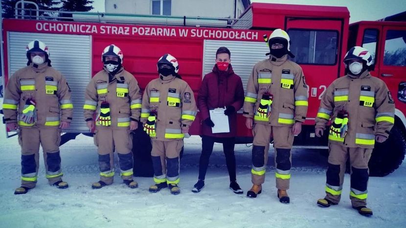 Inicjator akcji Karol Kwiatek ze strażakami, którzy również włączyli się w tę inicjatywę. 