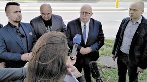 Radni PiS na konferencji prasowej na ul. Lipowej w czerwcu zeszłego roku krytykowali sposób działania prezydenta przy przesadzaniu drzew