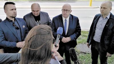 Radni PiS na konferencji prasowej na ul. Lipowej w czerwcu zeszłego roku krytykowali sposób działania prezydenta przy przesadzaniu drzew