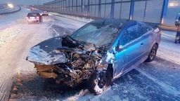 Wypadek na obwodnicy Lublina. Osobówka zderzyła się z odśnieżarką [zdjęcia]