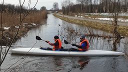 Dwóch śmiałków w kajaku przetarło szlak na Uherce. Łatwo nie było [zdjęcia]