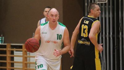 Paweł Zdeb (z piłką) to jeden z najlepszych zawodników w LNBA

