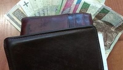 Na przystanku leżał portfel. W środku było 2 tysiące złotych