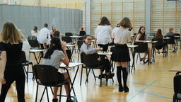 Jako pierwsi do szkół wróciliby ósmoklasiści i maturzyści, bo to oni przygotowują się do egzaminów