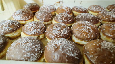 Tłusty czwartek. Jak powstają nasze ulubione pączki? [zdjęcia]