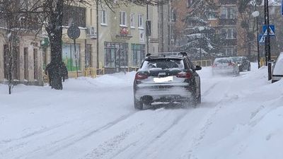 Chełm. Miasto zwolniło w śniegu. Zaspy utrudniają chodzenie