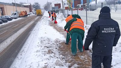Chełm. Więźniowie pomagają odśnieżać chodniki