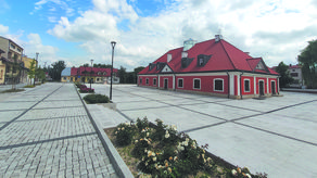 Zabytkowy Ratusz, który zdobi zrewitalizowany rynek. Zmiany, jakie zaszły w centrum Końskowoli przyspieszyły decyzję władz o przywróceniu zabranych carskim dekretem
praw miejskich