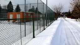 Przy niewielkiej, ślepej ulicy Z. Krahelskiej mieszka tylko jedna rodzina, której boiskowy hałas nie przeszkadza. Znacznie bardziej obawia się widoku 65-metrowej szerokości ściany paneli akustycznych, które miasto postawi w pobliżu ich działki