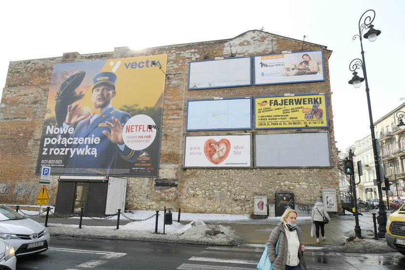 W Lublinie problemem jest nie tylko zalew legalnych reklam, ale również samowolnie umieszczane nośniki. Jedną z takich samowolek, jak twierdzi miejski konserwator zabytków, jest płachta na ścianie kamienicy przy ul. Narutowicza.