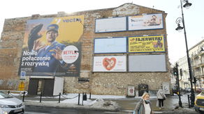 W Lublinie problemem jest nie tylko zalew legalnych reklam, ale również samowolnie umieszczane nośniki. Jedną z takich samowolek, jak twierdzi miejski konserwator zabytków, jest płachta na ścianie kamienicy przy ul. Narutowicza.