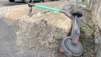 Jeżdżenie hulajnogami ma być wreszcie uregulowane. Nie będzie ich można porzucać też byle gdzie