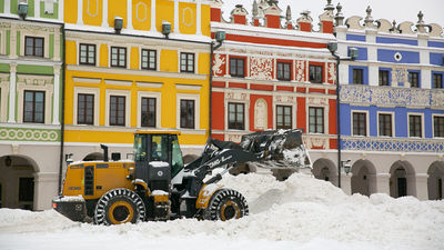 Na Rynek Wielki trafia śnieg ze staromiejskich uliczek. Będzie wywieziony na tereny zielona za Plantami