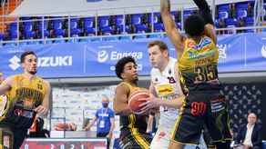 Roman Szymański (z piłką) pamięta ostatni triumf Startu nad Legią